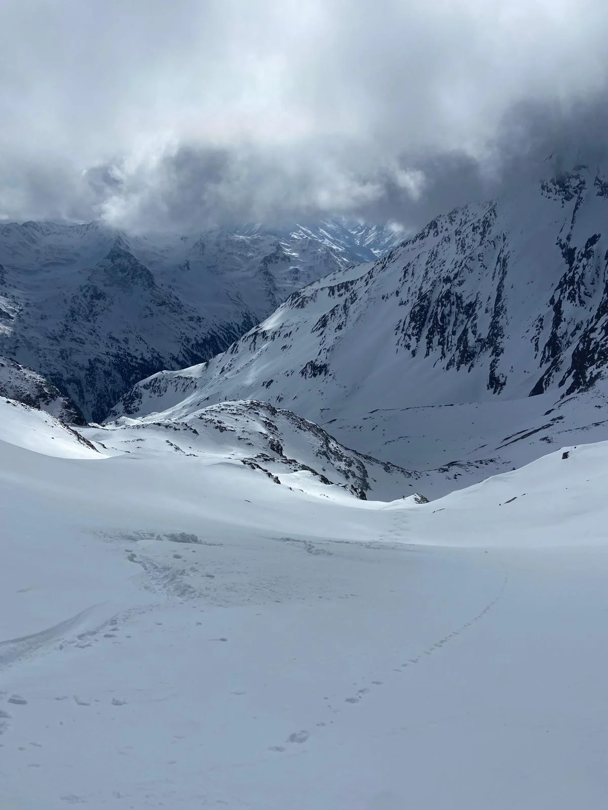 Jakobsleiter – A Special Ski Tour in Stubai: Snow-covered mountain valley beneath low clouds.