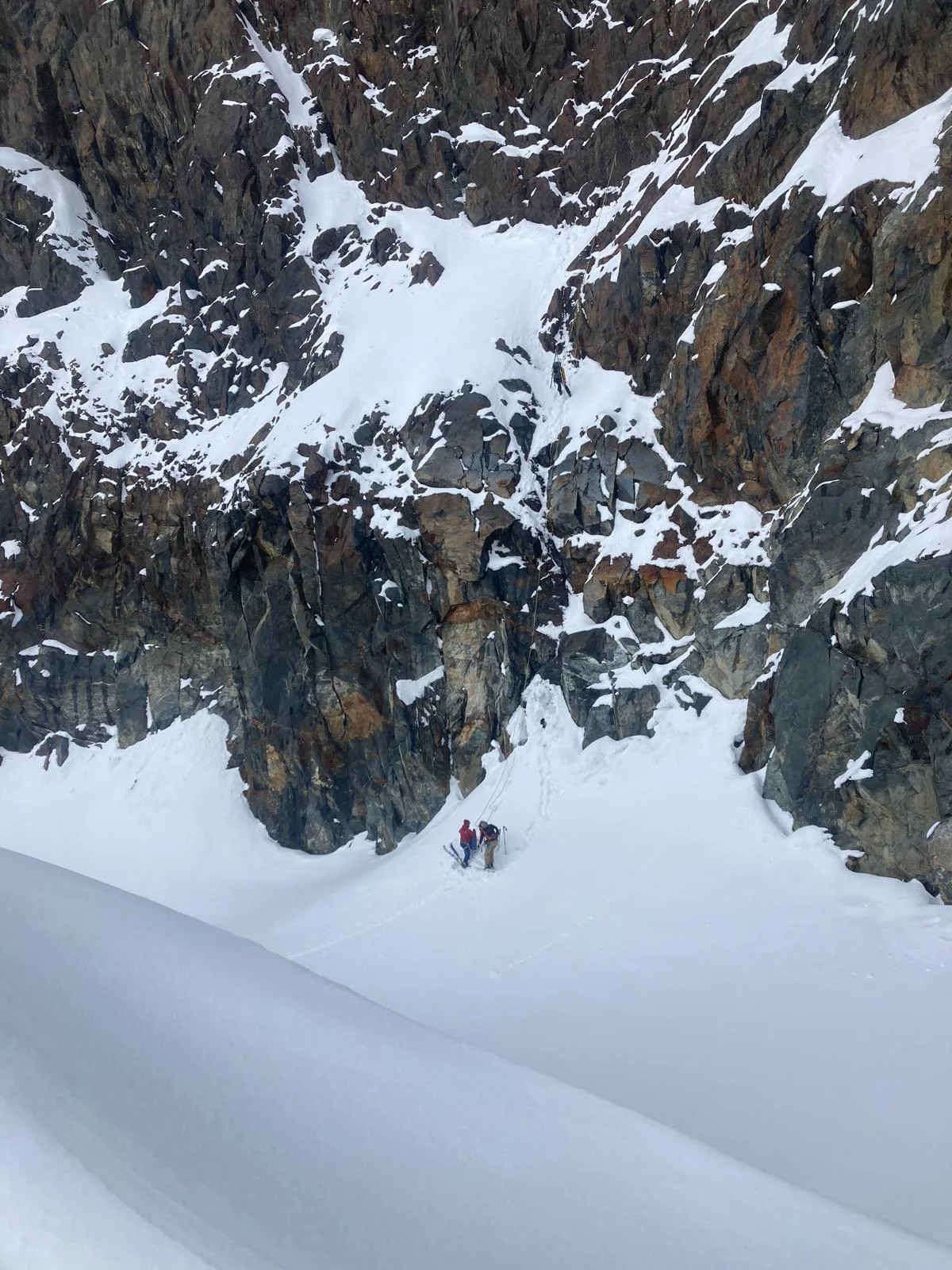 Jakobsleiter – A Special Ski Tour in Stubai: Ski tourers in a narrow snow gully between rocks.