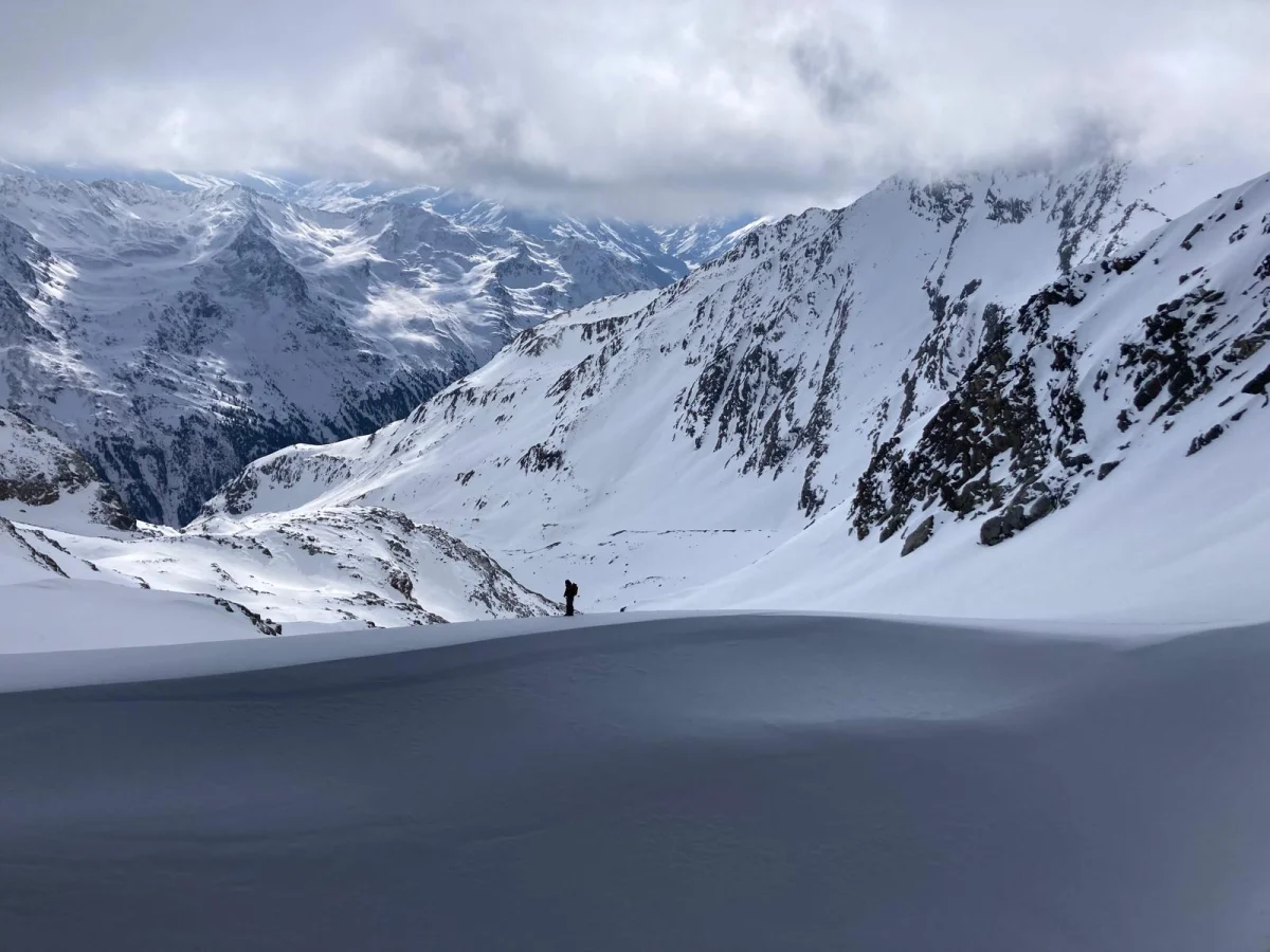 Jakobsleiter – A Special Ski Tour in Stubai: Ski tourer in a broad snow-covered mountain valley.