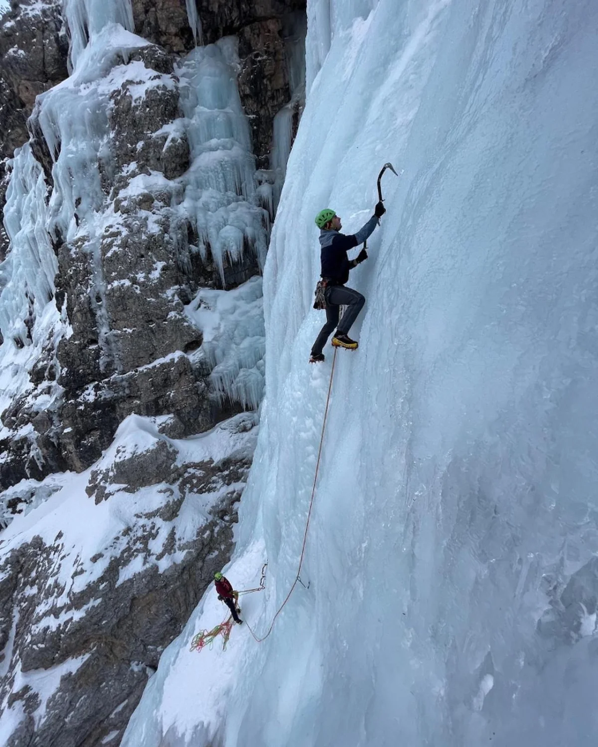 Kanadischer Traum - Eisklettern in den Dolomiten: Eiskletterer an einer senkrechten gefrorenen Wand.