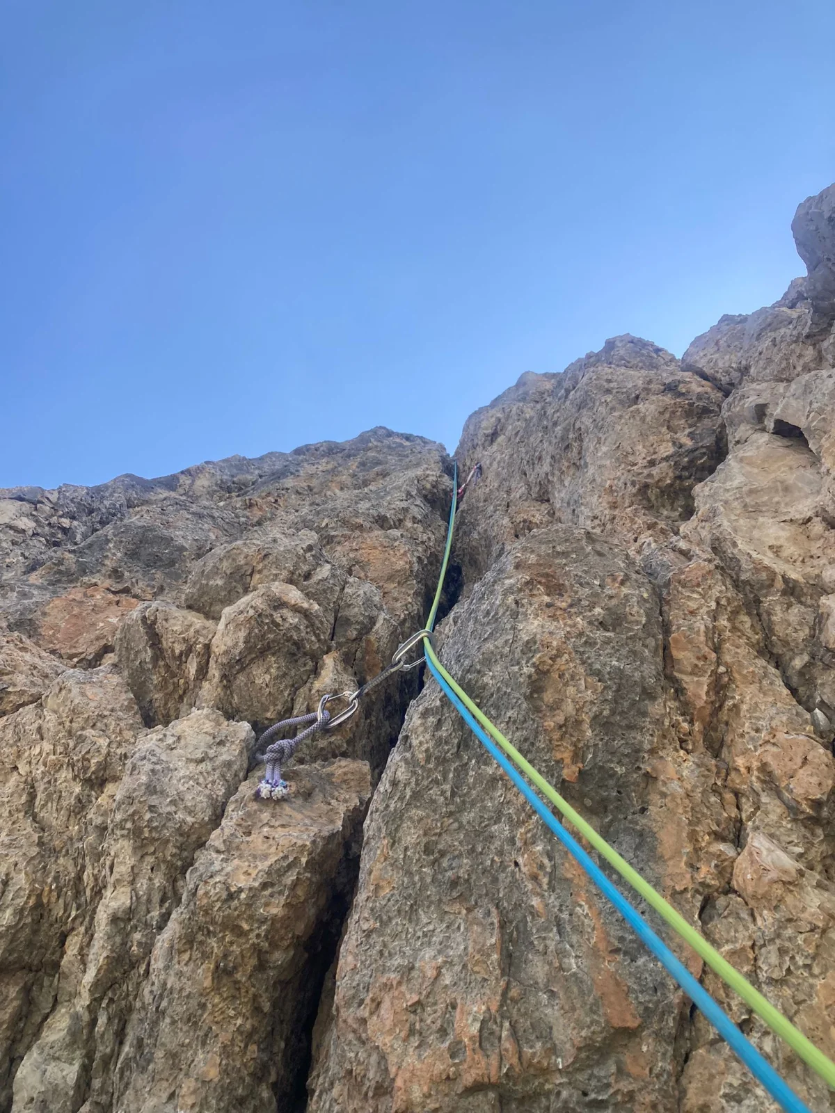 Kasnapoff – Second Sella Tower: Blue and green climbing ropes on a rocky ridge.