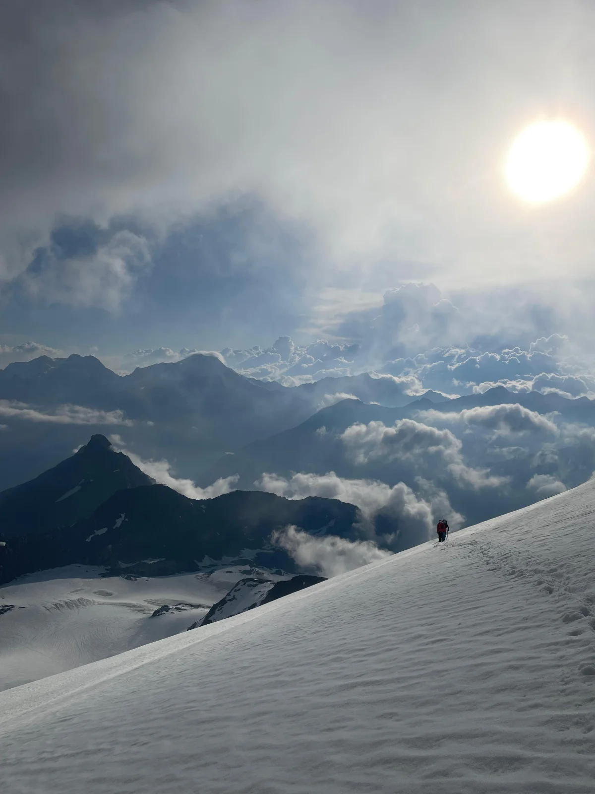 Leichte 4000er in Saas-Fee: Schneeflanke und Bergpanorama bei tief stehender Sonne.