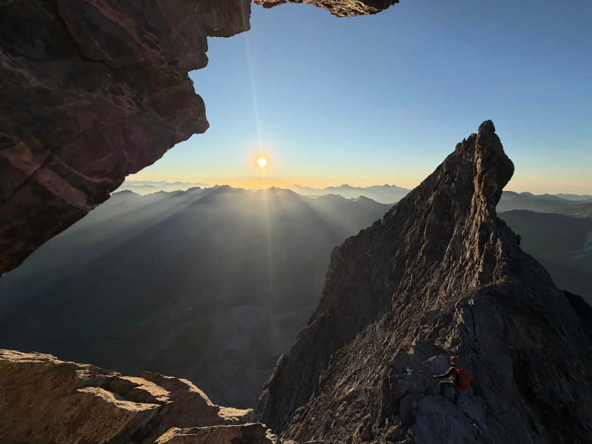 Ortler Hintergrat - mit Bergführer: Sonnenaufgang hinter einem markanten Felsgrat.