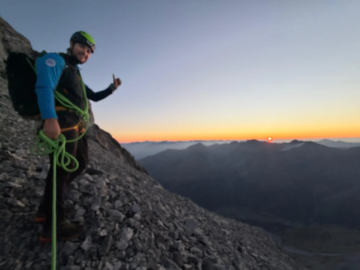 Ortler Hintergrat - mit Bergführer: Bergsteiger mit grünem Seil am Standplatz im Morgenlicht.
