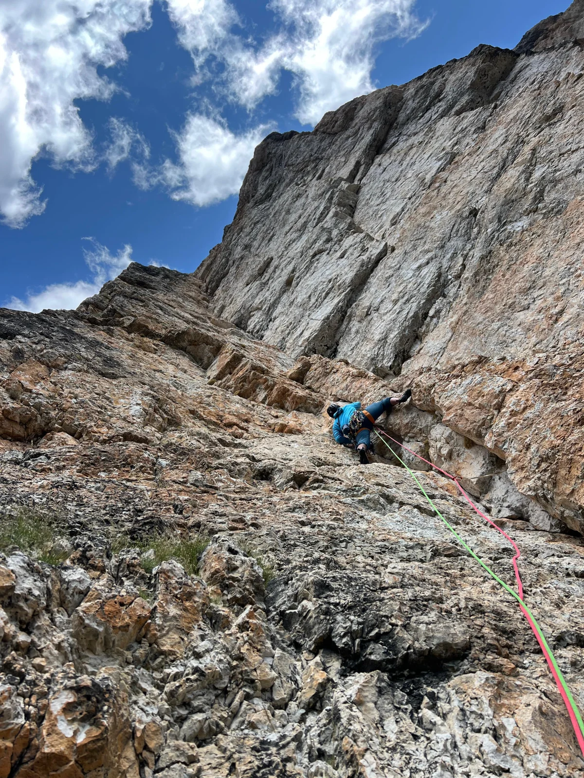 Palfrader on the Geierwand in Toblach – Steep Alpine Climb in the Dolomites: Lead climber on a stepped rock wall.