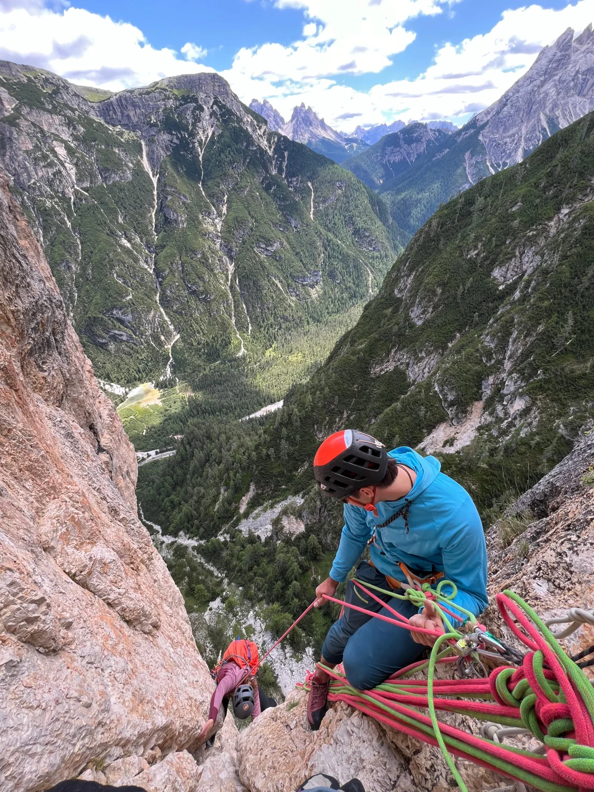 Palfrader on the Geierwand in Toblach – Steep Alpine Climb in the Dolomites: Mountain guide Ludwig Sandhacker with climbing ropes at a belay.