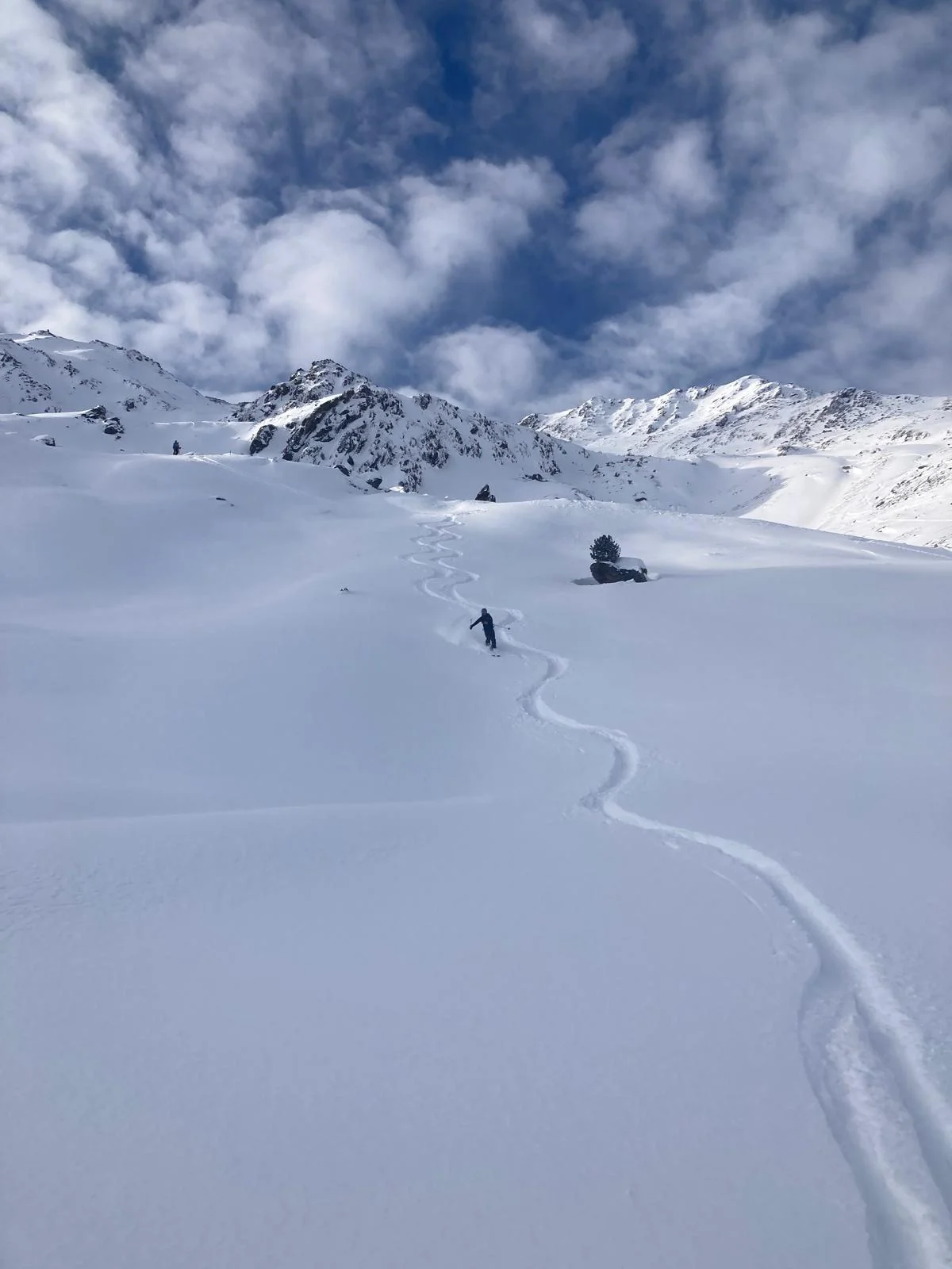 Skitouren im Sellrain - mit Bergführer: Einzelner Skifahrer zieht eine Spur durch unberührten Schnee.