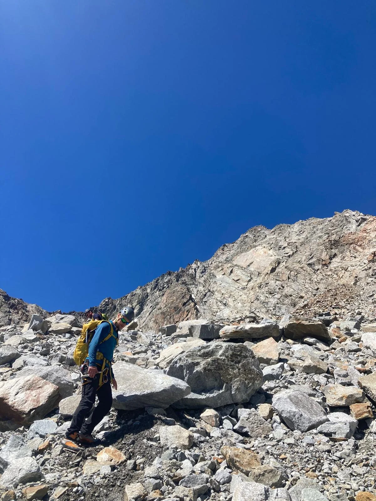 Wilde Leck East Ridge: Mountaineer with a backpack on a rocky summit.