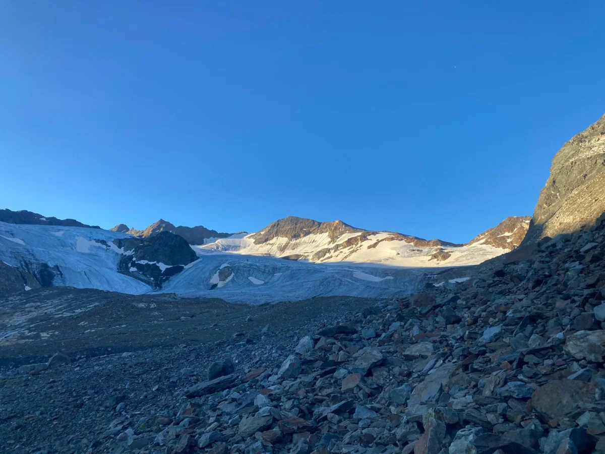Wilde Leck East Ridge: View from a stony glacier forefield towards snowy peaks.